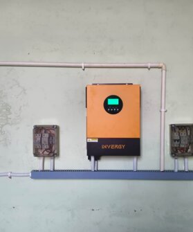 Wall-mounted solar inverter